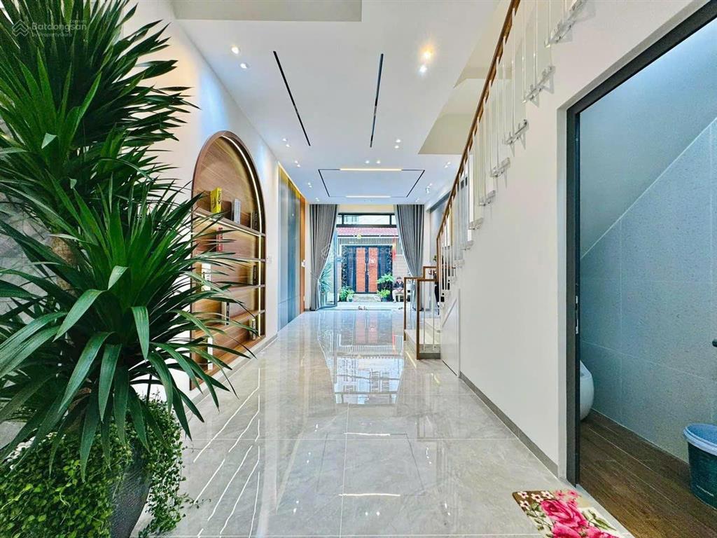 Chủ gửi 3,5 tỷ. bán nhà 64m2 lý thường kiệt xây 4 tầng, gần sân phú thọ. hẻm 5m, sổ hoàn công đủ