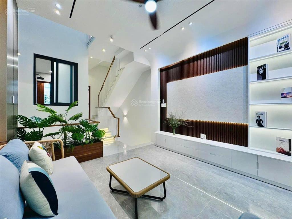 Chủ gửi 3,5 tỷ. bán nhà 64m2 lý thường kiệt xây 4 tầng, gần sân phú thọ. hẻm 5m, sổ hoàn công đủ