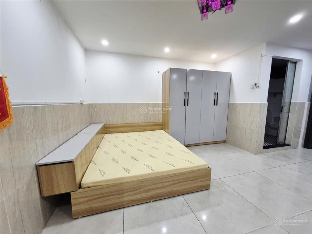 Cho thuê phòng studio full nội thất ban công giếng trời vị trí ngay chung cư screc 974 ts q3