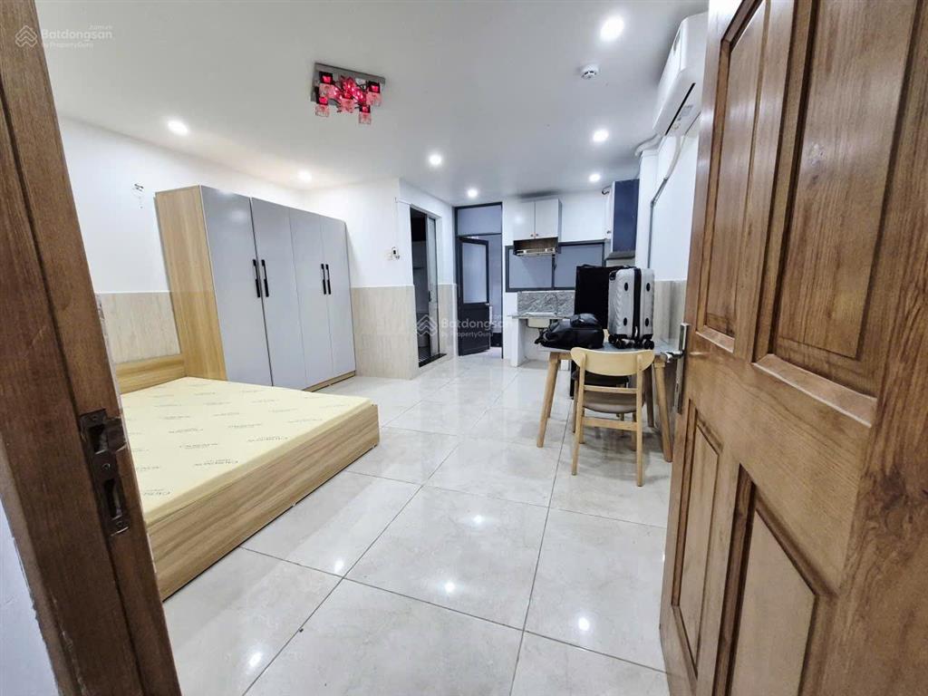 Cho thuê phòng studio full nội thất ban công giếng trời vị trí ngay chung cư screc 974 ts q3