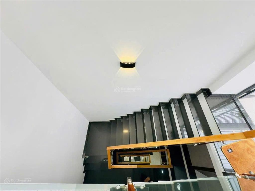 Nhà mới hoàn công thạnh lộc 15, q12. giá 2,85 tỷ. dt 76.5m2. 3 tầng, 3pn 4wc. sổ hồng riêng