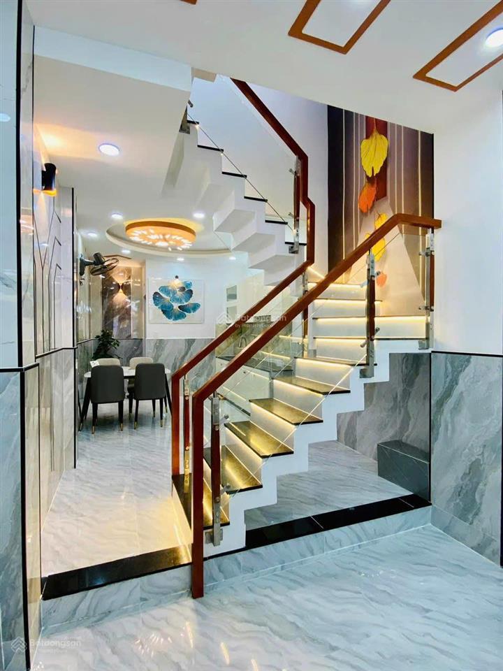 Cần bán gấp nhà hẻm phạm ngọc thạch p6, q.3. giá 3,1 tỷ. 3pn 4wc. dt 75m2. 3 tầng. sổ hồng riêng