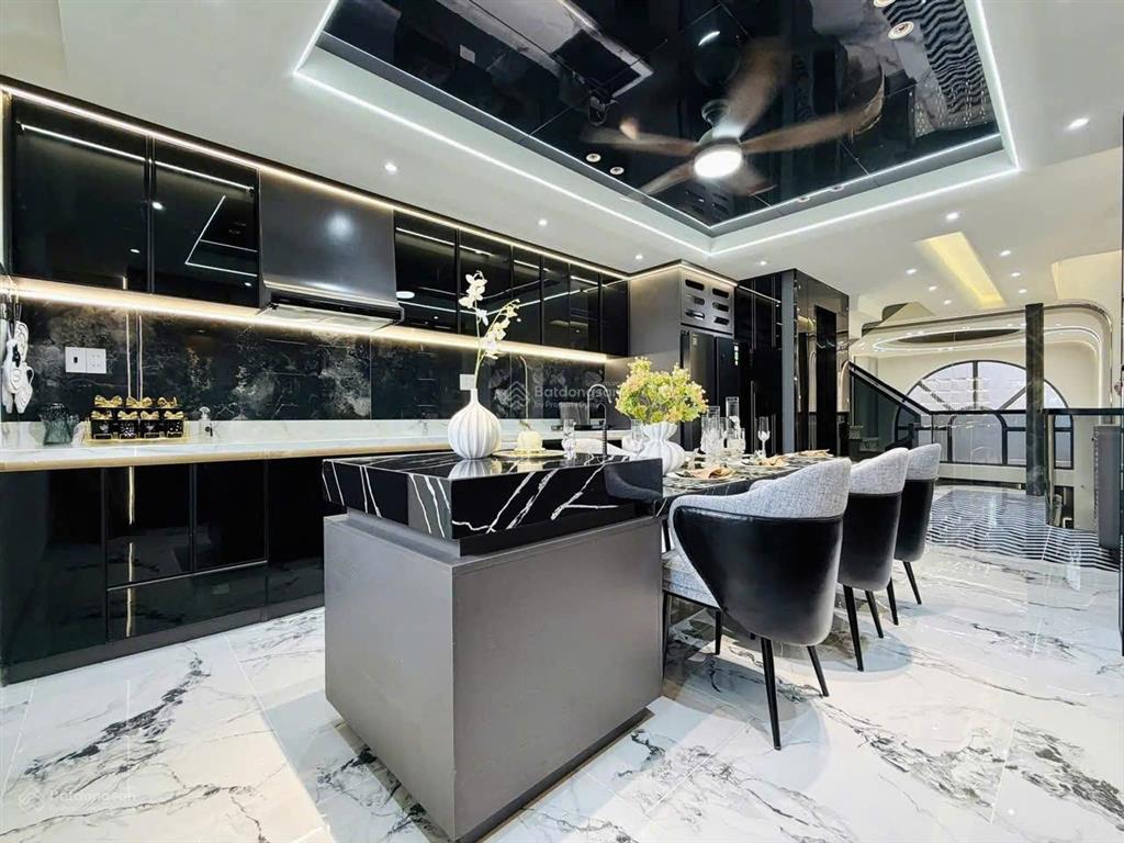 Nhà có thang máy giá siêu ngộp tại nguyễn tư giản p.14 gò vấp. giá3,62 tỷ. 4pn 5wc.. sổ hồng riêng