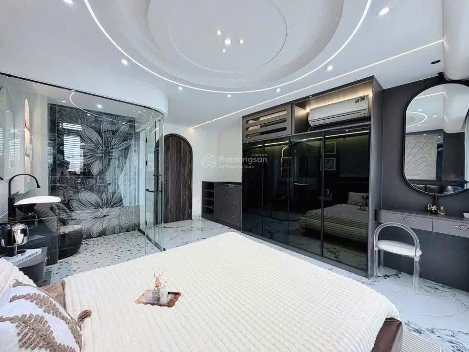 Nhà có thang máy giá siêu ngộp tại nguyễn tư giản p.14 gò vấp. giá3,62 tỷ. 4pn 5wc.. sổ hồng riêng