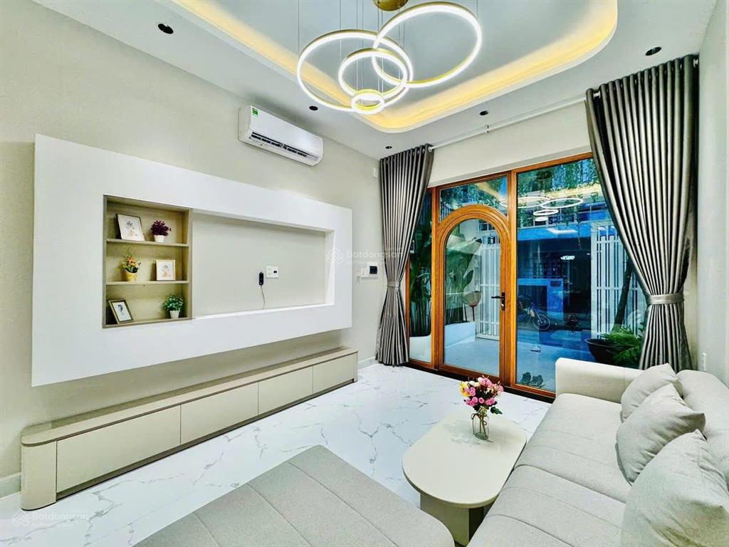 Bán gấp nhà q10 trần thiện chánh. giá 3,1 tỷ. dt 69m2. 3 tầng. 3pn 3wc. sổ hồng riêng