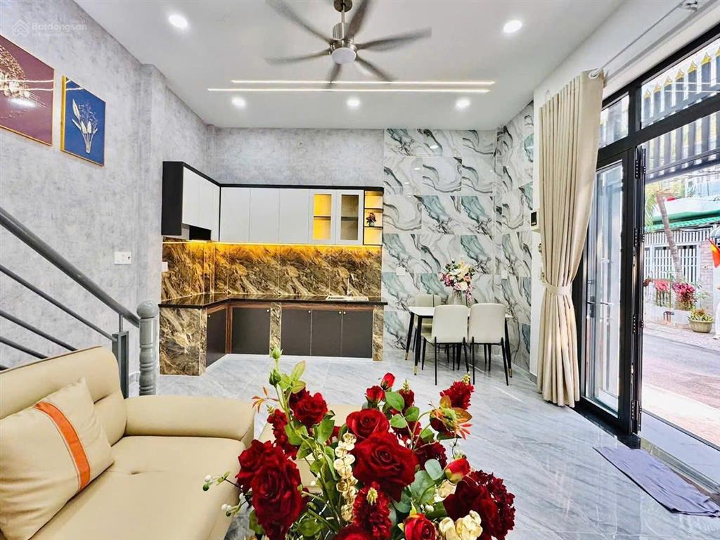 Nhà giá siêu ngộp bùi thị xuân, p.15 tân bình, giá 3,3 tỷ. 2 tầng. 3pn 3wc., sổ hồng riêng