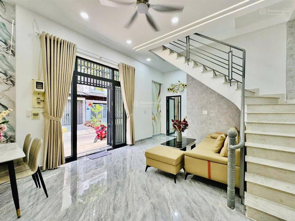 Nhà giá siêu ngộp bùi thị xuân, p.15 tân bình, giá 3,3 tỷ. 2 tầng. 3pn 3wc., sổ hồng riêng