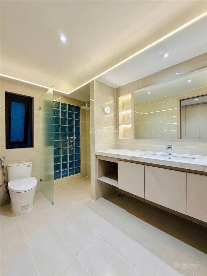 Nhà giá siêu ngộp tại trung tâm q3, nguyễn thiện thuật. giá 3,1 tỷ. 6 tầng, 4pn 5wc. sổ hồng riêng