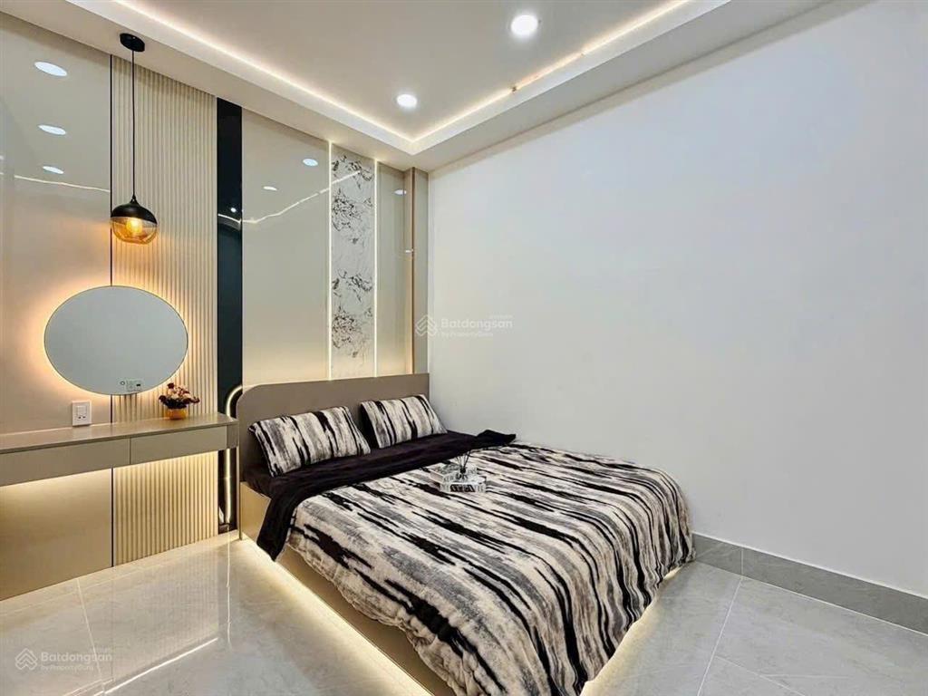 Cô cúc cần bán gấp nhà lý thường kiệt p5 q10. giá 4,2tỷ. dt 67.5m2. 3tầng. 3pn 3wc. sổ hồng riêng