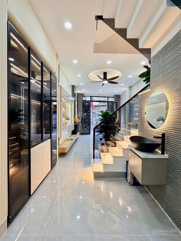 Cô cúc cần bán gấp nhà lý thường kiệt p5 q10. giá 4,2tỷ. dt 67.5m2. 3tầng. 3pn 3wc. sổ hồng riêng