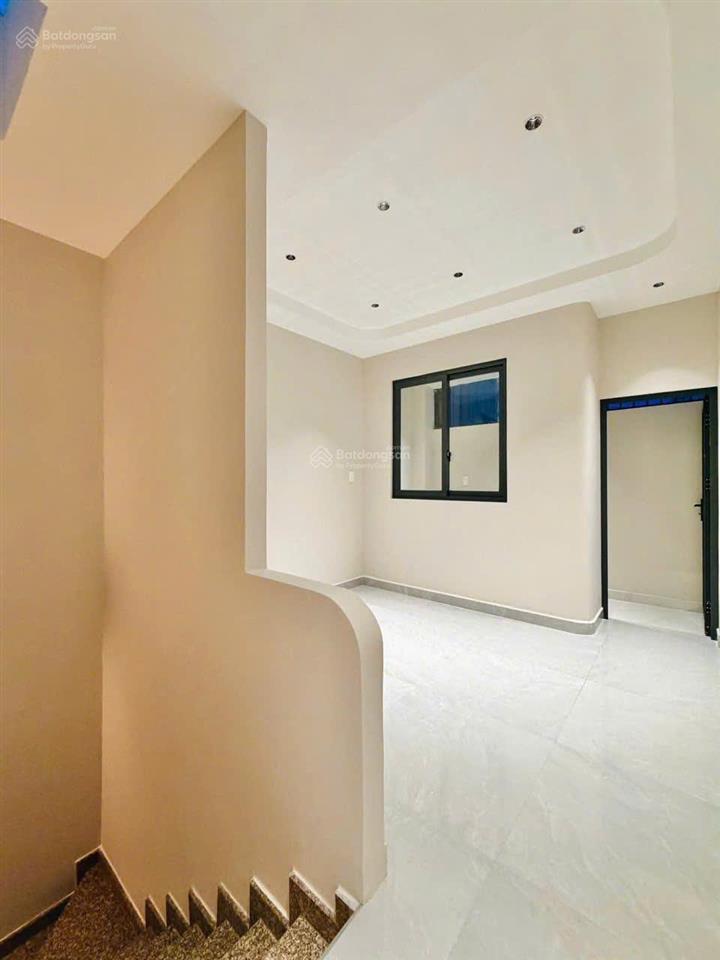 Bán gấp nhà trần cao vân p.6 q3. giá 3,35 tỷ. dt 69m2. 3pn 4wc. 3 tầng. sổ hồng riêng