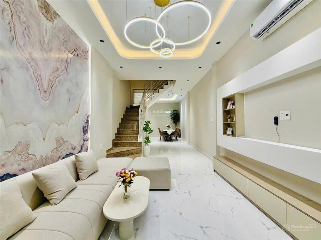 Bán gấp nhà trần cao vân p.6 q3. giá 3,35 tỷ. dt 69m2. 3pn 4wc. 3 tầng. sổ hồng riêng
