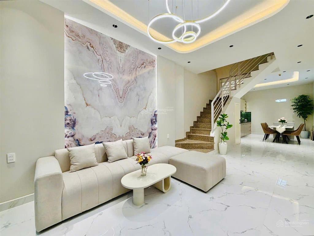Bán gấp nhà trần cao vân p.6 q3. giá 3,35 tỷ. dt 69m2. 3pn 4wc. 3 tầng. sổ hồng riêng