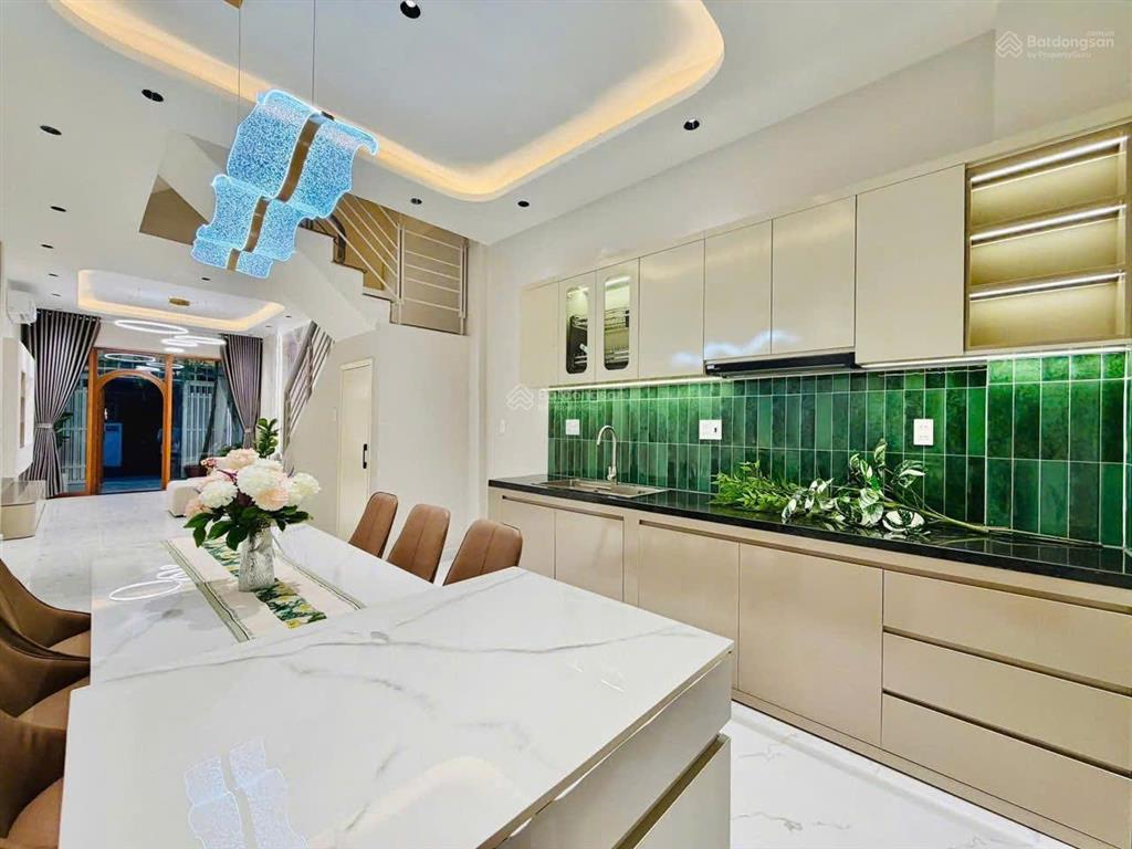 Bán gấp nhà trần cao vân p.6 q3. giá 3,35 tỷ. dt 69m2. 3pn 4wc. 3 tầng. sổ hồng riêng