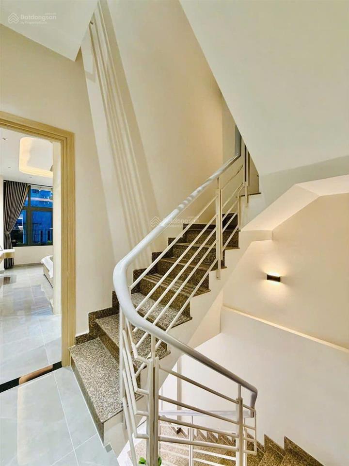 Bán gấp nhà trần cao vân p.6 q3. giá 3,35 tỷ. dt 69m2. 3pn 4wc. 3 tầng. sổ hồng riêng