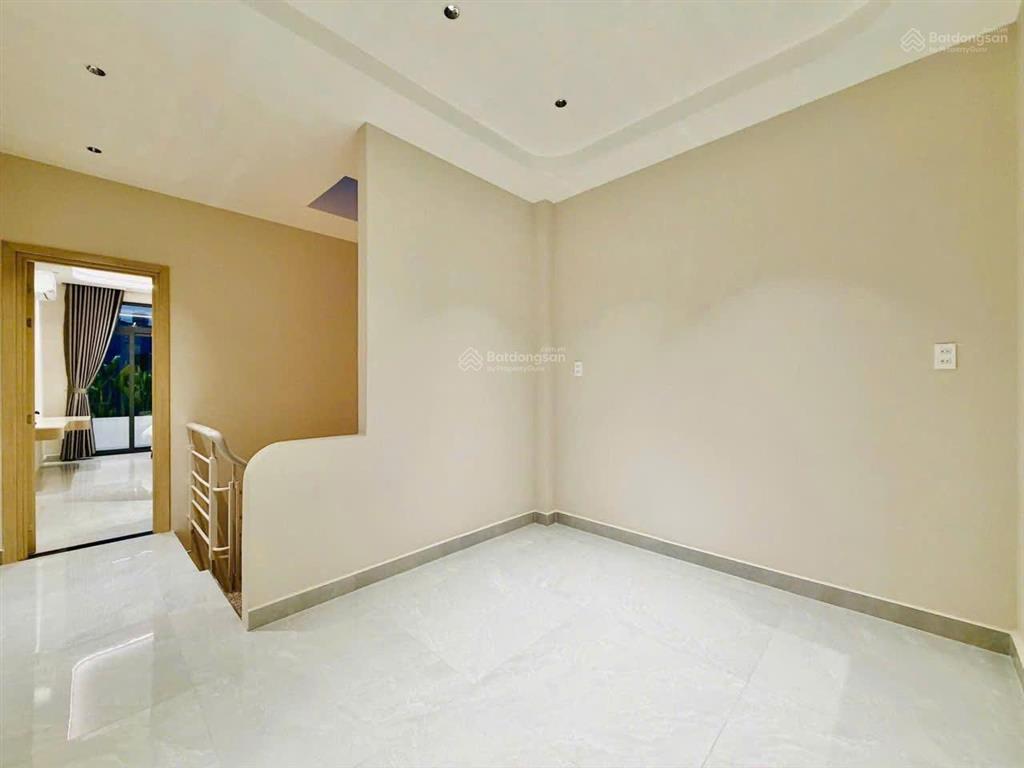 Bán gấp nhà trần cao vân p.6 q3. giá 3,35 tỷ. dt 69m2. 3pn 4wc. 3 tầng. sổ hồng riêng