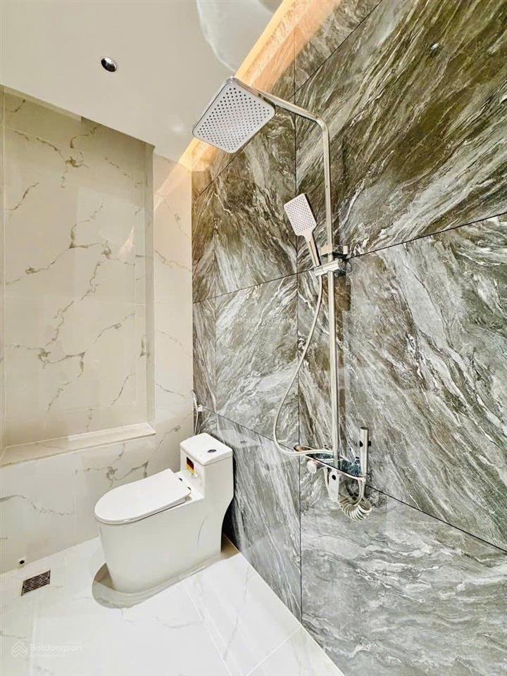 Bán gấp nhà trần cao vân p.6 q3. giá 3,35 tỷ. dt 69m2. 3pn 4wc. 3 tầng. sổ hồng riêng