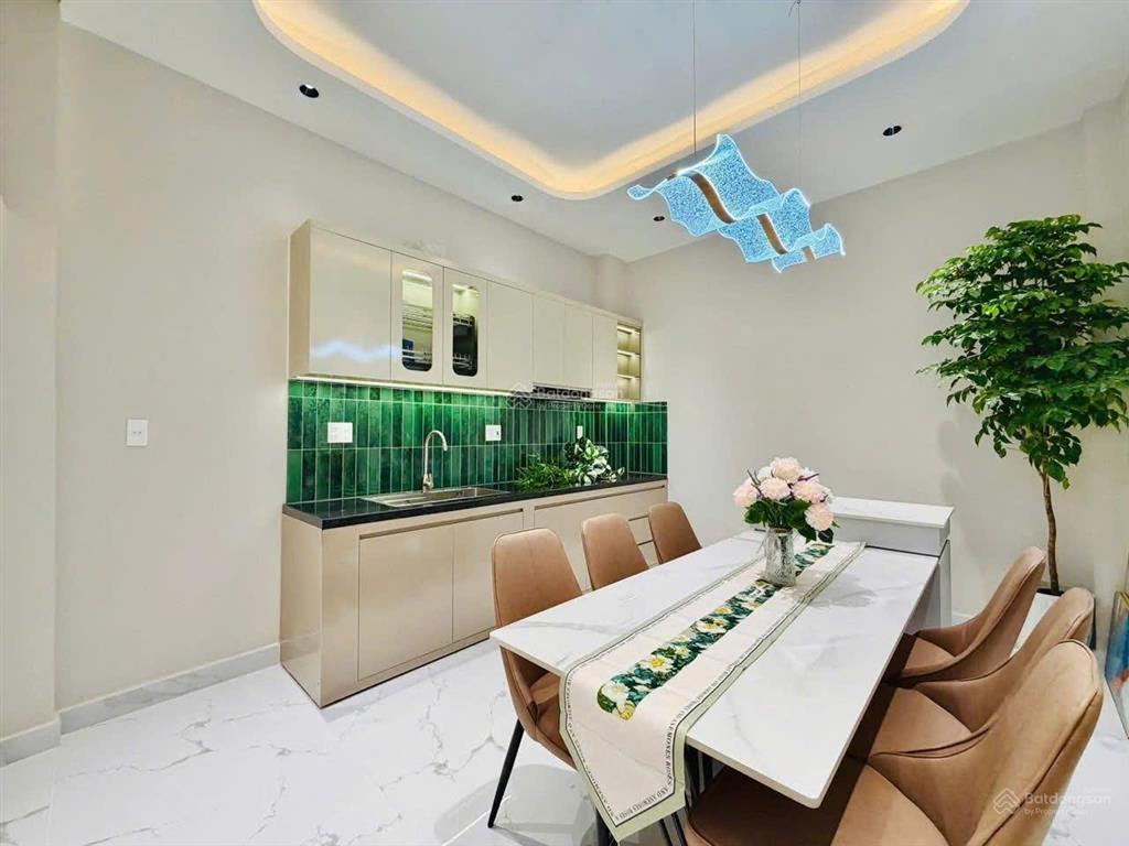 Bán gấp nhà trần cao vân p.6 q3. giá 3,35 tỷ. dt 69m2. 3pn 4wc. 3 tầng. sổ hồng riêng