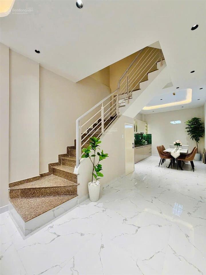 Bán gấp nhà trần cao vân p.6 q3. giá 3,35 tỷ. dt 69m2. 3pn 4wc. 3 tầng. sổ hồng riêng