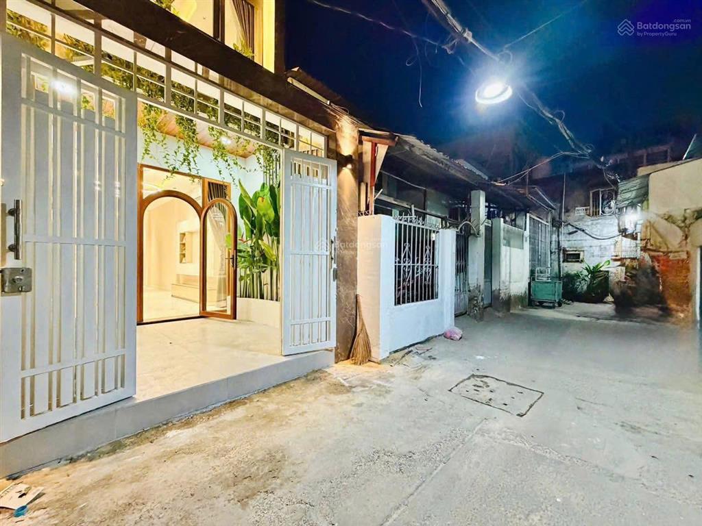 Bán gấp nhà trần cao vân p.6 q3. giá 3,35 tỷ. dt 69m2. 3pn 4wc. 3 tầng. sổ hồng riêng