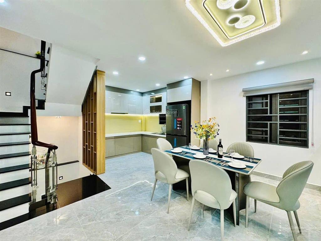 Chú 2 cần bán gấp nhà hẻm duy tân, p.15 phú nhuận. giá 3,26 tỷ. dt80m2. 4tầng. sổ riêng chính chủ