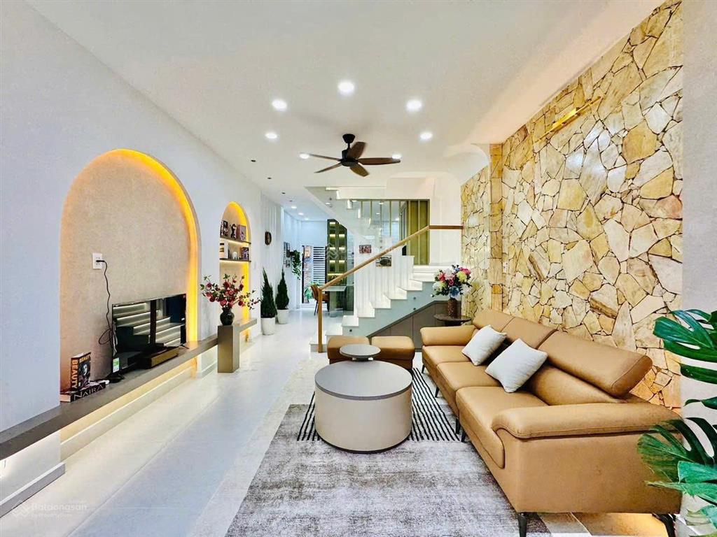 Nhà giá rẻ tại lê thúc hoạch, phú thọ hòa, tân phú. giá 3,25 tỷ. 4pn 4wc. 3 tầng. sổ hồng riêng
