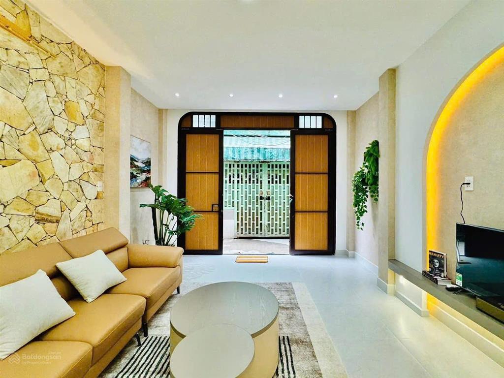 Nhà giá rẻ tại lê thúc hoạch, phú thọ hòa, tân phú. giá 3,25 tỷ. 4pn 4wc. 3 tầng. sổ hồng riêng