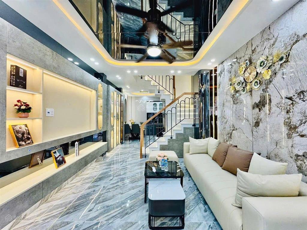 Cần bán gấp nhà trần văn ơn, p. tân sơn nhì, tân phú. giá 2,7 tỷ. 4pn 4wc, 3 tầng. sổ hồng riêng