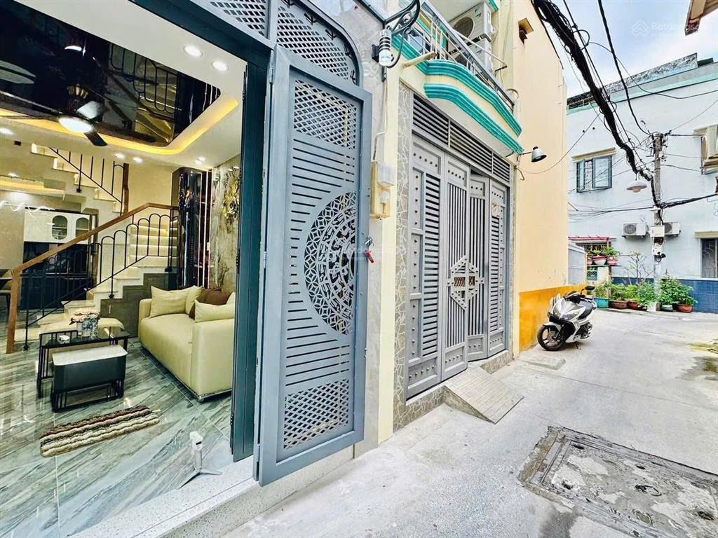 Cần bán gấp nhà trần văn ơn, p. tân sơn nhì, tân phú. giá 2,7 tỷ. 4pn 4wc, 3 tầng. sổ hồng riêng