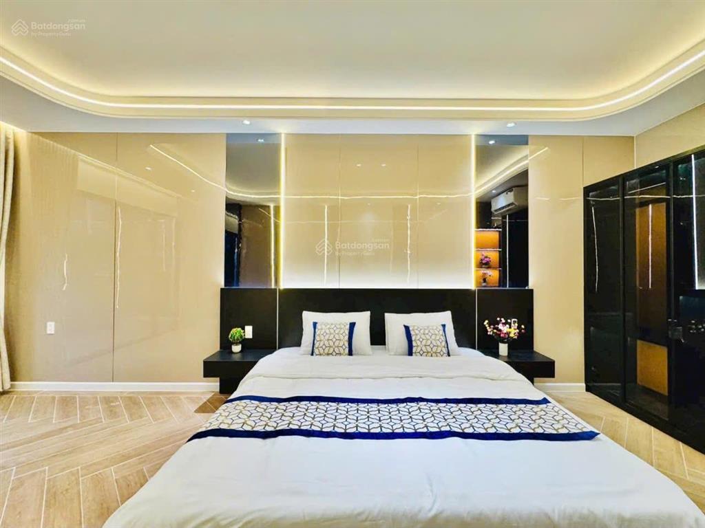 Kẹt tiền bán gấp nhà ung văn khiêm, p.25 bình thạnh. giá 3,35 tỷ. dt 65m2. 3pn 4wc. sổ hồng riêng