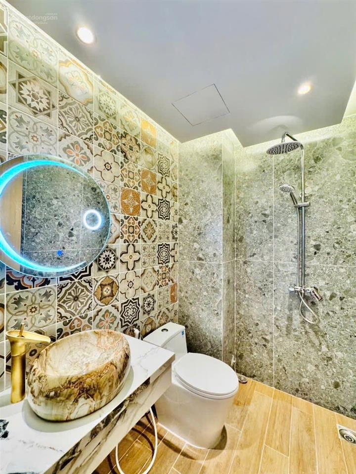 Kẹt tiền bán gấp nhà ung văn khiêm, p.25 bình thạnh. giá 3,35 tỷ. dt 65m2. 3pn 4wc. sổ hồng riêng