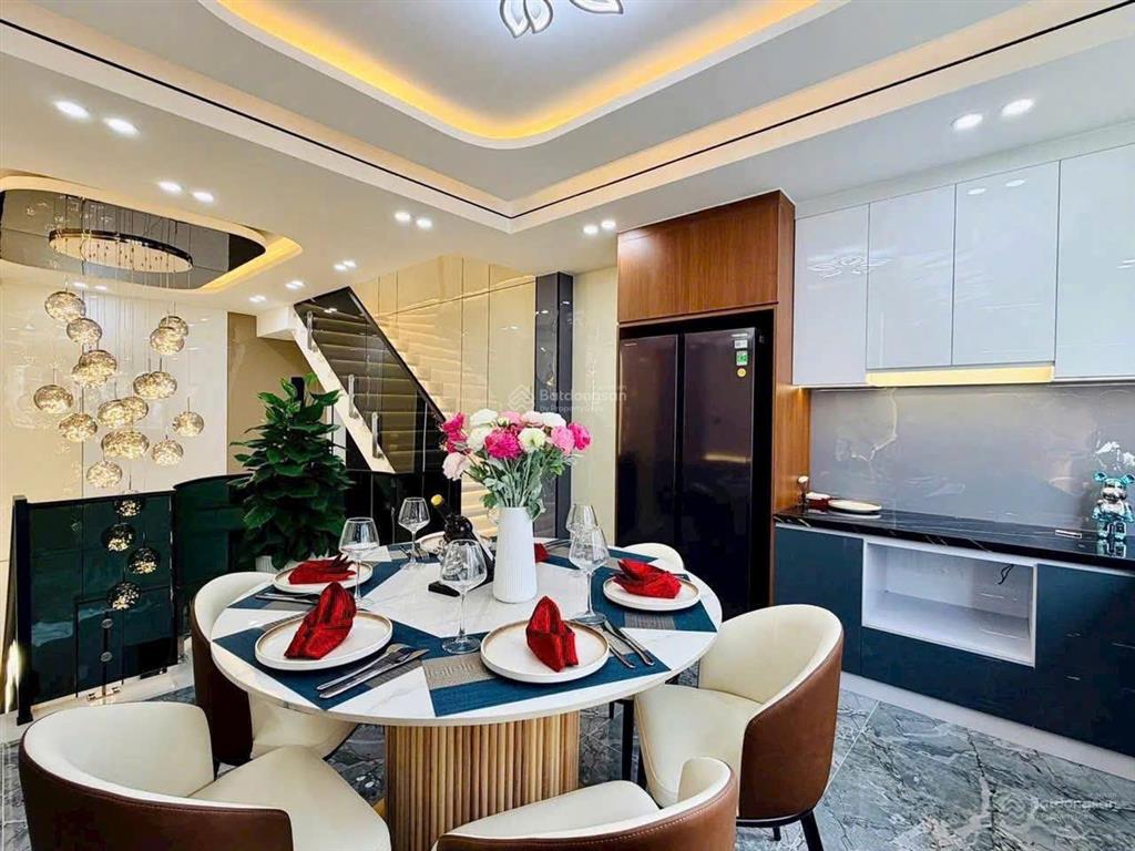 Nhà giá siêu ngộp tại nam kỳ khởi nghĩa p6 q3. giá 4,5 tỷ. dt 60m2. 3pn 4wc. 3tầng. sổ hồng riêng