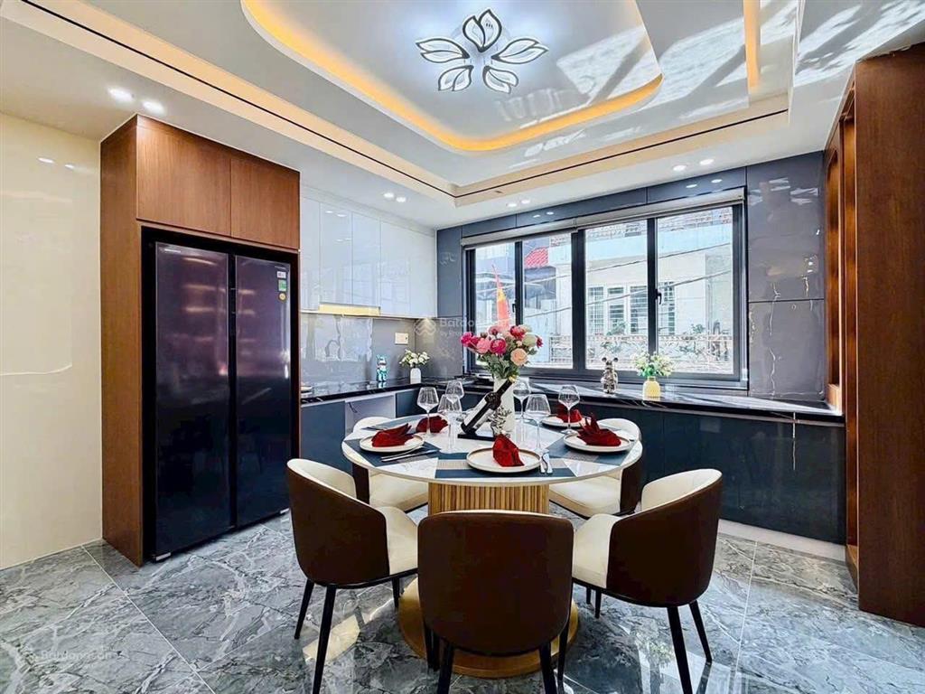 Nhà giá siêu ngộp tại nam kỳ khởi nghĩa p6 q3. giá 4,5 tỷ. dt 60m2. 3pn 4wc. 3tầng. sổ hồng riêng