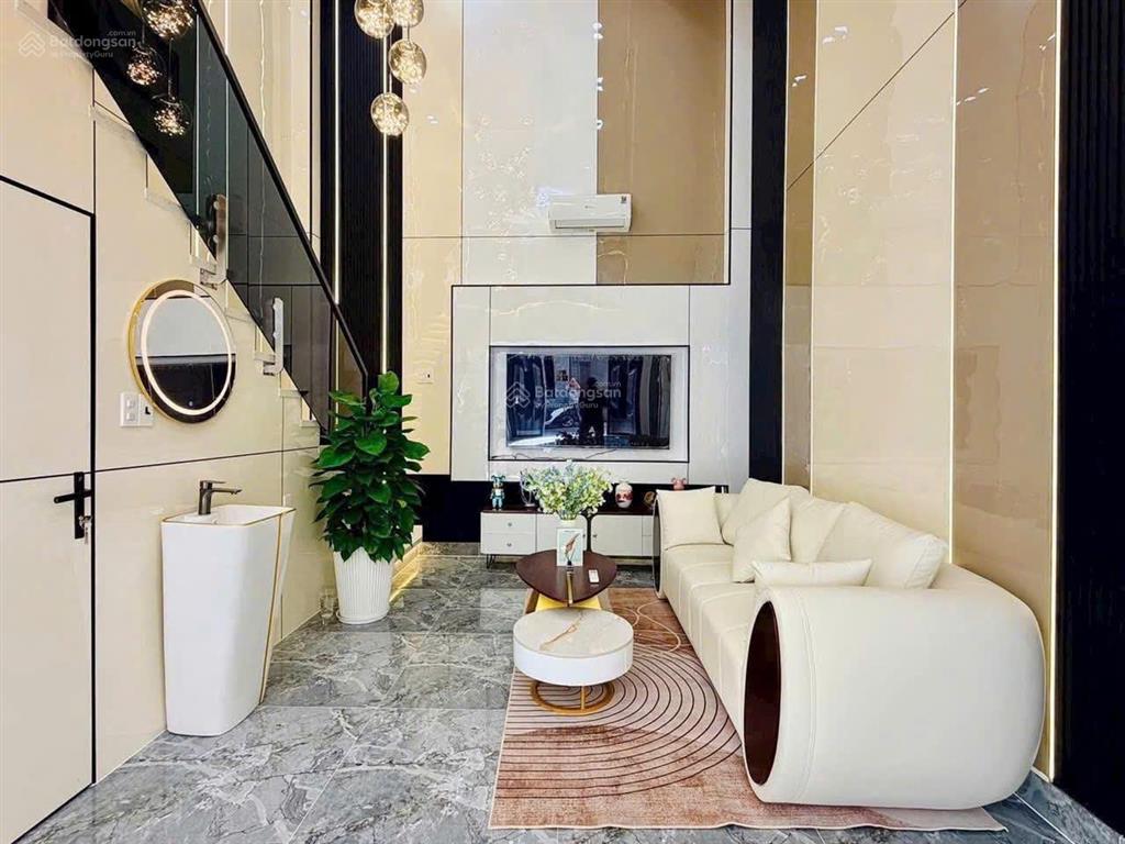 Nhà giá siêu ngộp tại nam kỳ khởi nghĩa p6 q3. giá 4,5 tỷ. dt 60m2. 3pn 4wc. 3tầng. sổ hồng riêng