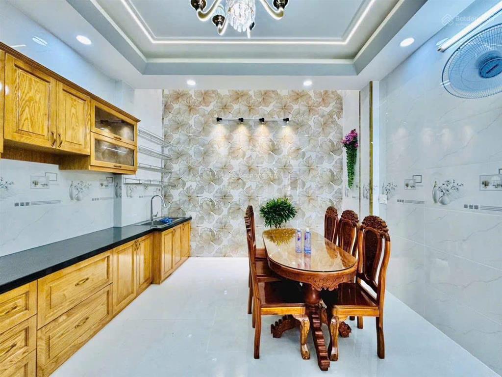 Nhà có thang máy giá siêu rẻ tại trần quốc toản q.3. giá3,8 tỷ. dt80m2. 4pn. 4tầng. sổ hồng riêng