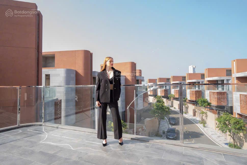 Biệt thự 3 tầng view sông 443m2 dòng tiền 100 triệu/tháng sổ hồng lâu dài ven biển đà nẵng