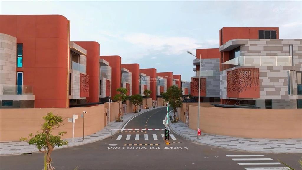Biệt thự 3 tầng view sông 443m2 dòng tiền 100 triệu/tháng sổ hồng lâu dài ven biển đà nẵng