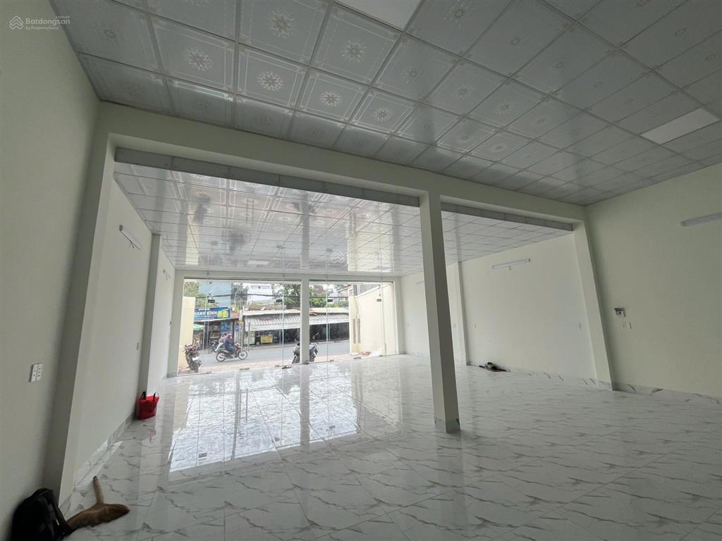 Sang nhượng mặt bằng 406 hoàng hữu nam  ngay mặt tiền đường  có thể làm cửa hàng hoặc kho