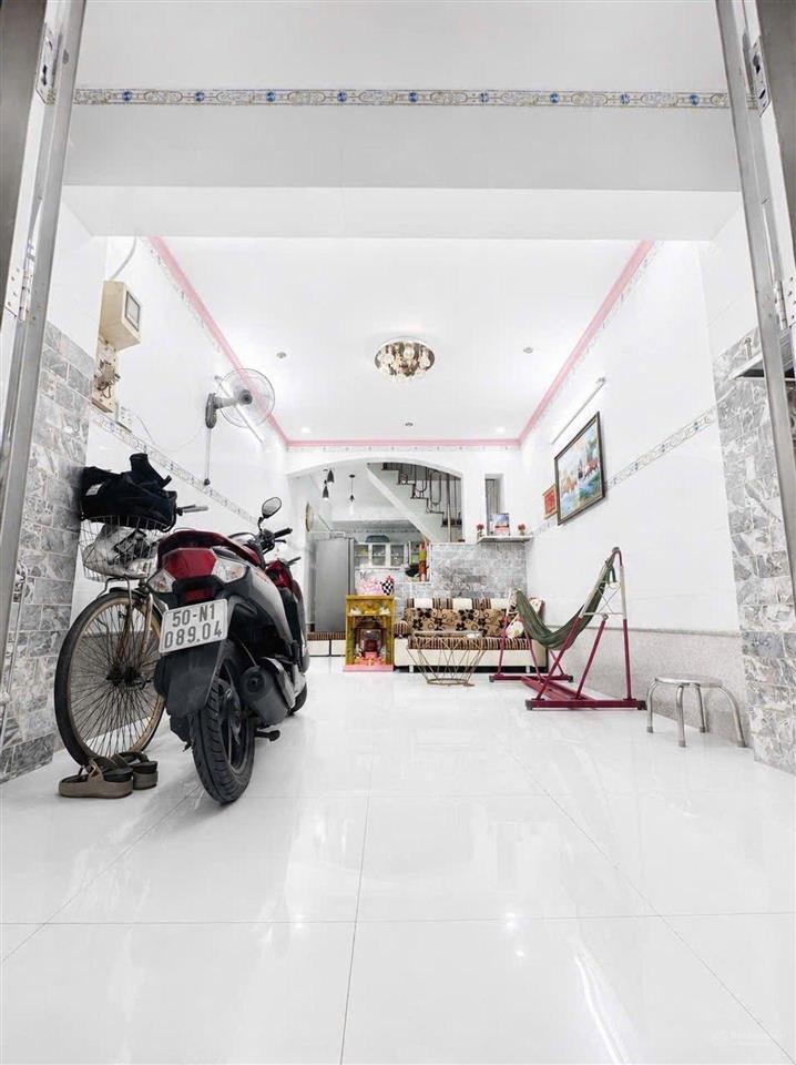 Bán nhà chiến lược, dt 3,3x10 hẻm xe hơi 6m gần hương lộ 2 chỉ nhỉnh 3 tỷ