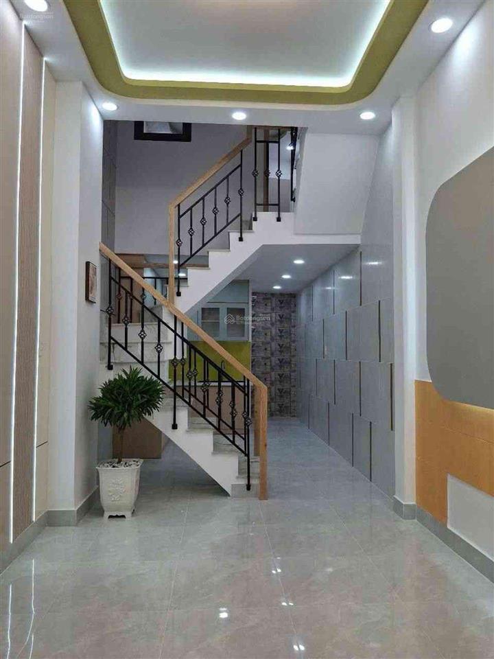 Nhà đẹp ngay ngã tư bốn xã, 3 tầng, dt 3x11, nở hậu chỉ nhỉnh 4 tỷ