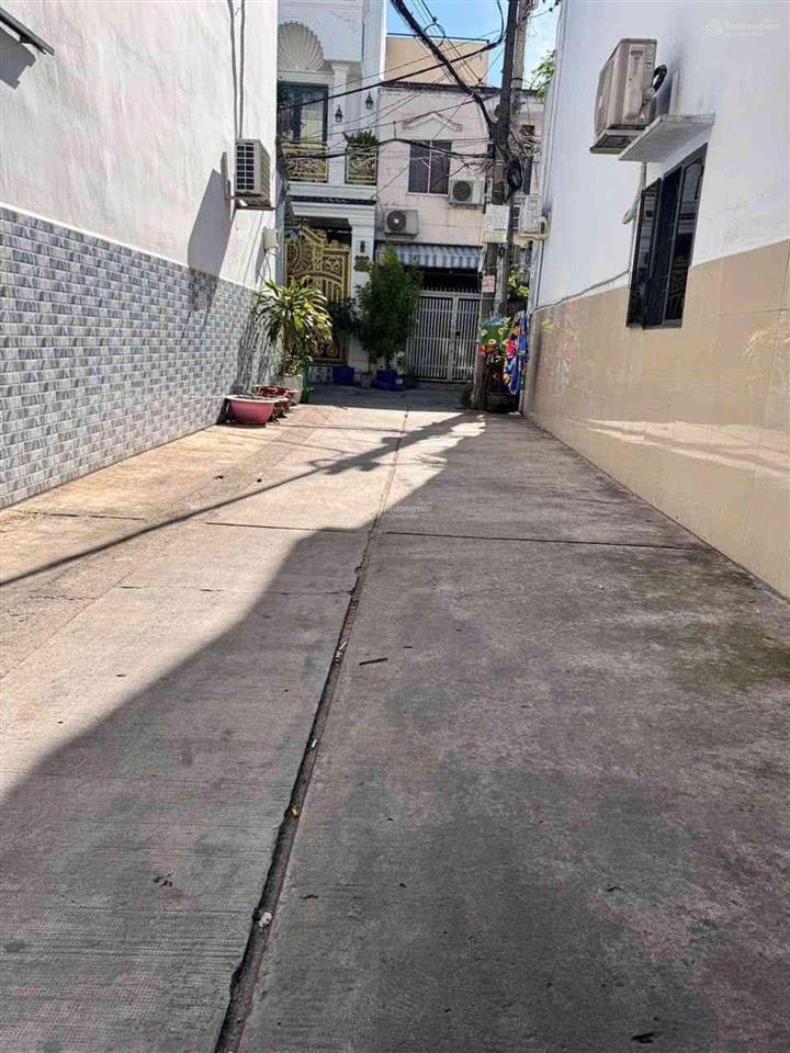 Nhà đẹp ngay ngã tư bốn xã, 3 tầng, dt 3x11, nở hậu chỉ nhỉnh 4 tỷ