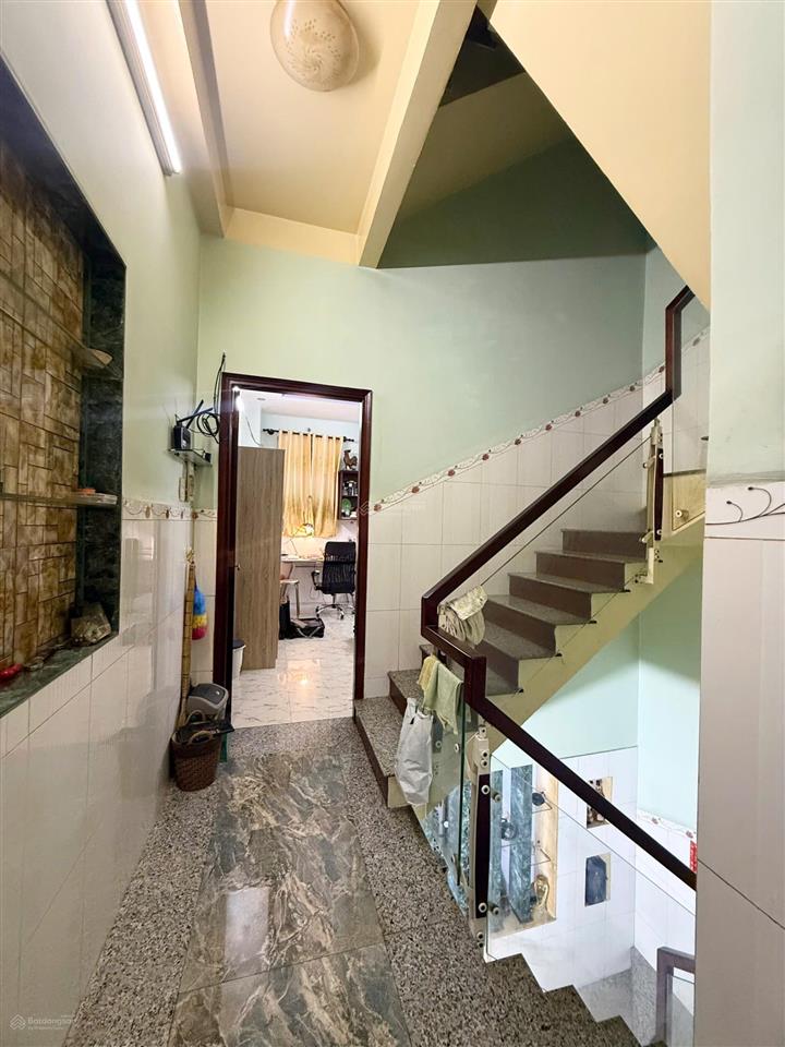 Hàn hải nguyên quận 11 giáp q5 q10  dt 50m2, cách 1 căn ra ô tô đỗ, sát mt