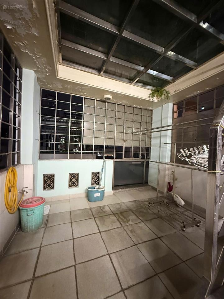 Hàn hải nguyên quận 11 giáp q5 q10  dt 50m2, cách 1 căn ra ô tô đỗ, sát mt