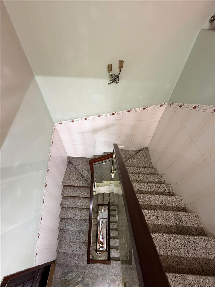 Hàn hải nguyên quận 11 giáp q5 q10  dt 50m2, cách 1 căn ra ô tô đỗ, sát mt