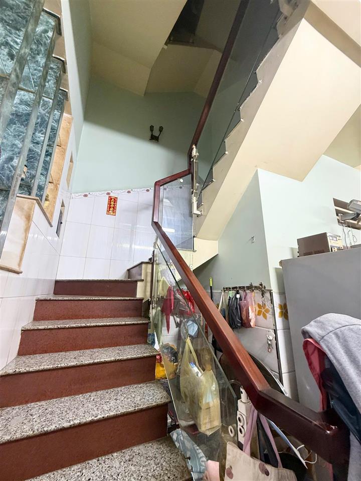 Hàn hải nguyên quận 11 giáp q5 q10  dt 50m2, cách 1 căn ra ô tô đỗ, sát mt