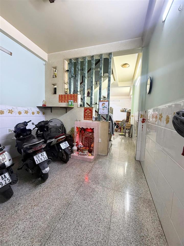 Hàn hải nguyên quận 11 giáp q5 q10  dt 50m2, cách 1 căn ra ô tô đỗ, sát mt