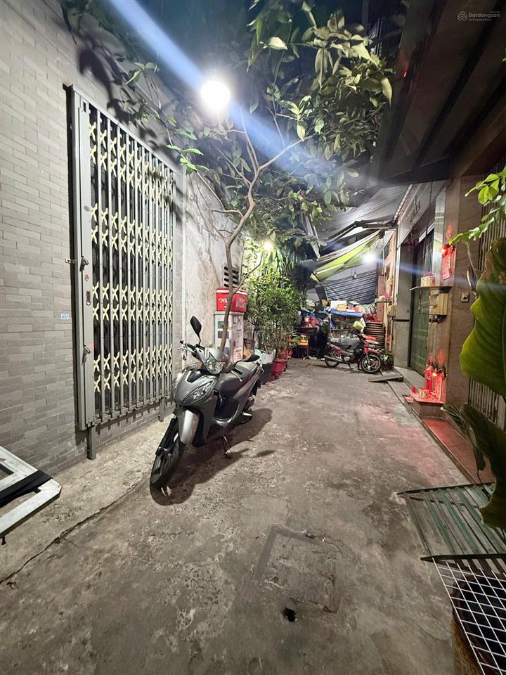 Hàn hải nguyên quận 11 giáp q5 q10  dt 50m2, cách 1 căn ra ô tô đỗ, sát mt