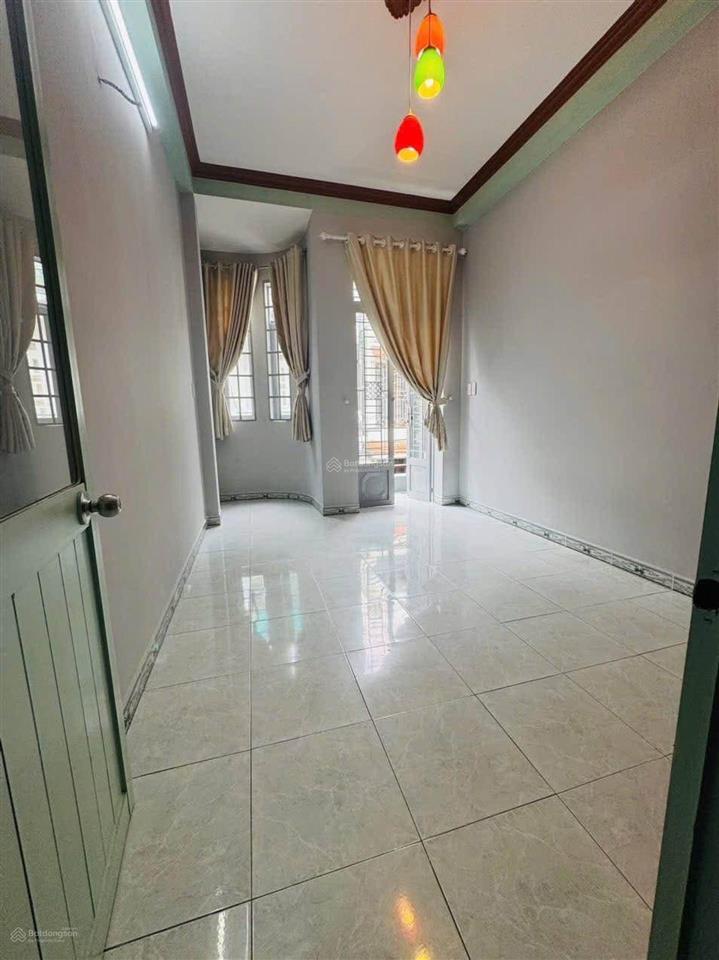 Nhà bán đường hồng đào  hẻm xe hơi  dt 37m²  4 pn