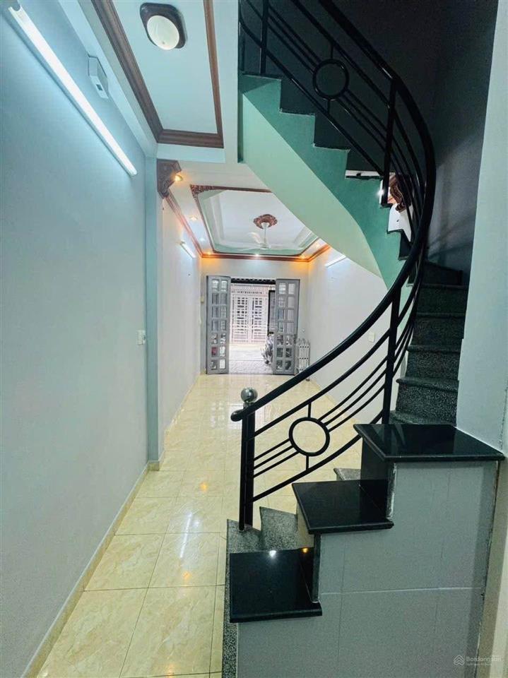 Nhà bán đường hồng đào  hẻm xe hơi  dt 37m²  4 pn