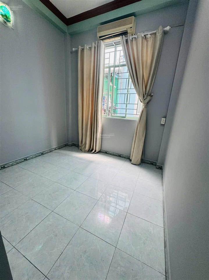 Nhà bán đường hồng đào  hẻm xe hơi  dt 37m²  4 pn